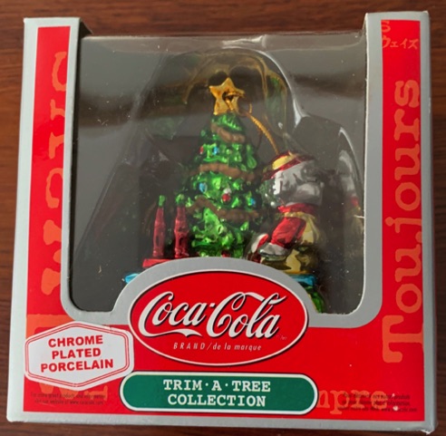 04581-2 € 12,50 coca cola ornament porselein wagen met kerstboom.jpeg